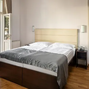 4* Hotel Unique